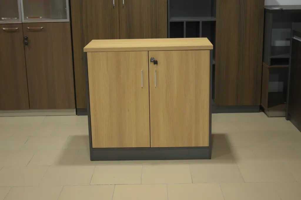 armoire basse à 3 portes battantes