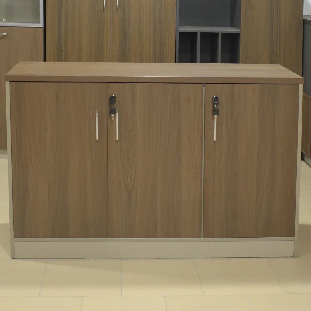 armoire basse à 3 portes battantes