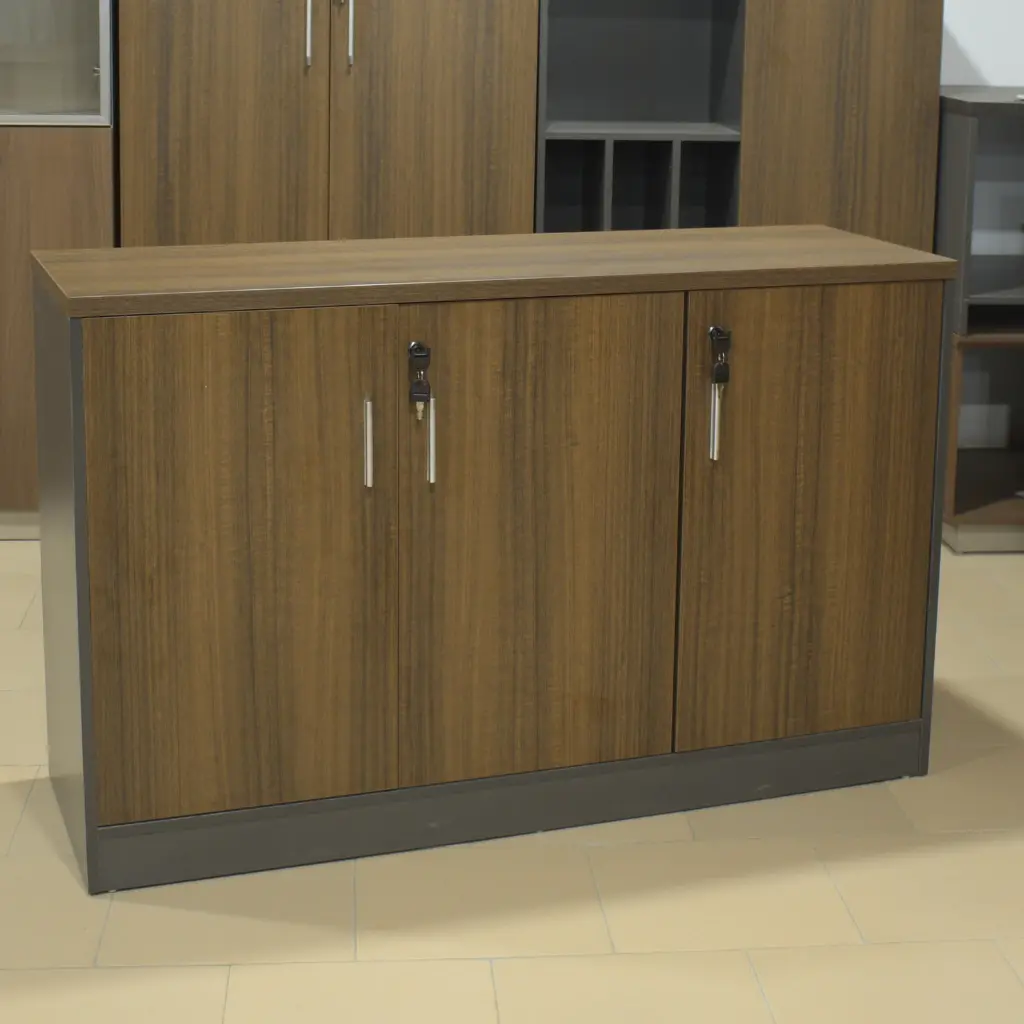 armoire basse à 3 portes battantes