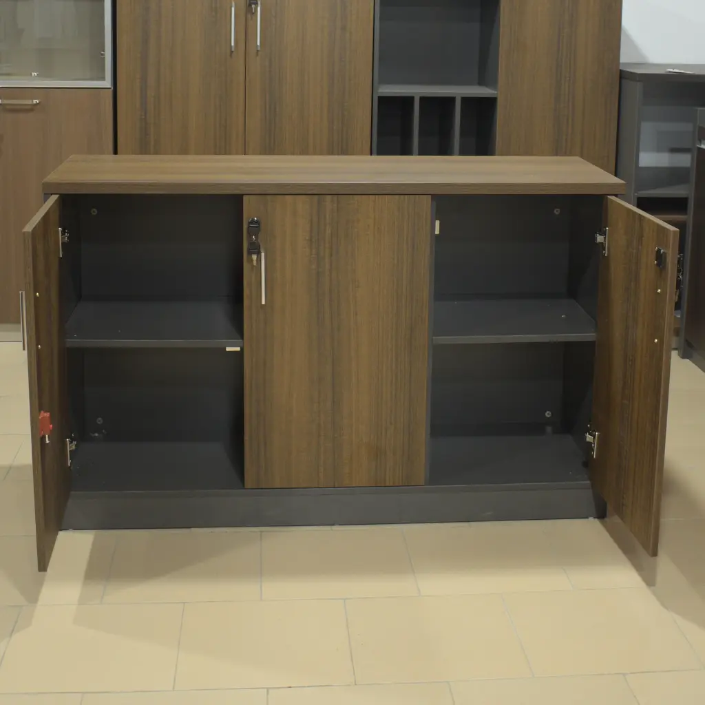 armoire basse à 3 portes battantes