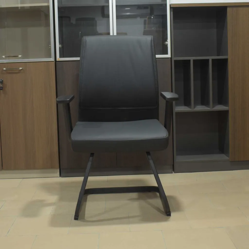 Chaise visiteur directeur AH-621 (1).webp